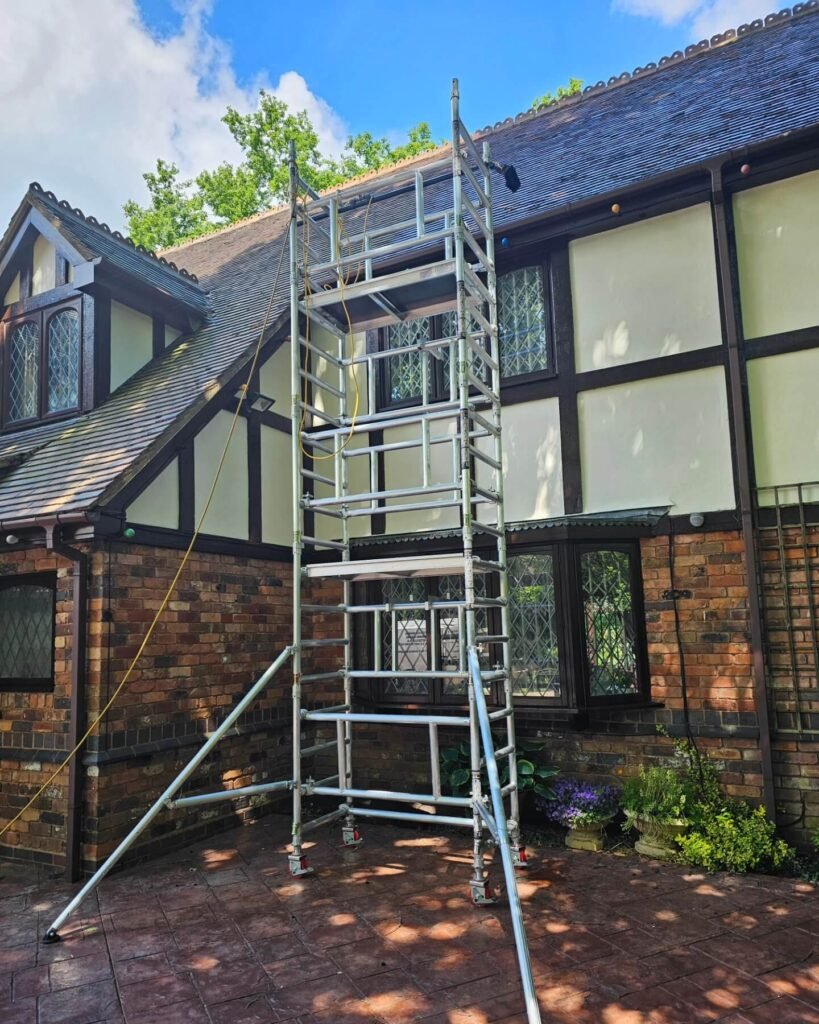 Portable scaffold tower