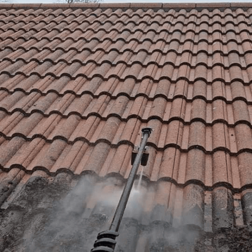 Low-pressure roof cleaning in Solihu